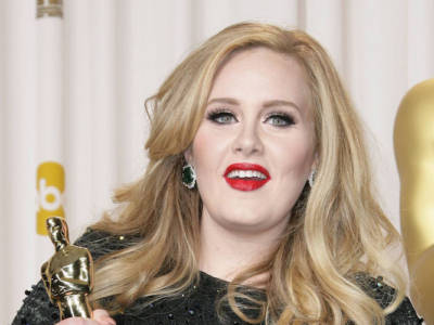 Adele parla del figlioletto Angelo: “Cresce rispettando le donne”