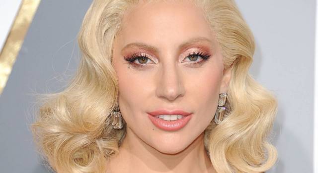 Lady Gaga chiede scusa per aver lavorato con R. Kelly