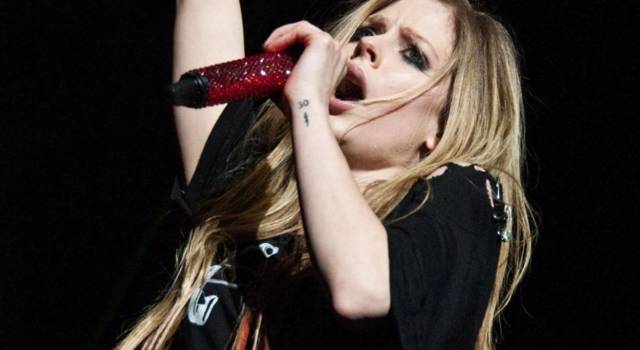 Avril Lavigne pubblica We Are Warriors: il ricavato andrà in beneficenza
