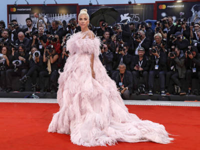 Lady Gaga conquista Venezia: le foto dell’abito della cantante sul red carpet