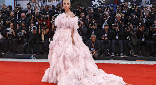 Lady Gaga conquista Venezia: le foto dell&#8217;abito della cantante sul red carpet