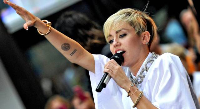 Miley Cyrus canta una super hit dell&#8217;amica Ariana Grande
