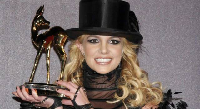 Britney Spears promuove il distanziamento sociale con Baby One More Time