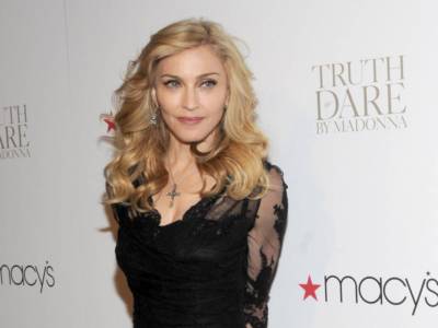 Madonna in lingerie e senza veli fa esplodere Instagram, fan euforici: “Non stai bene”