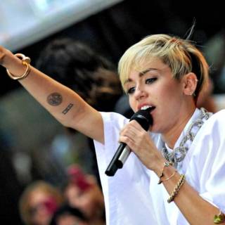 La biografia di Miley Cyrus, la popstar diventata famosa come Hannah Montana