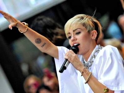 Miley Cyrus si mette a nudo… in tutti i sensi: la cantante sorprende i fan
