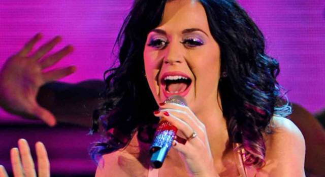 Katy Perry, occhio bloccato durante un live: il video fa il giro del mondo, fan preoccupati