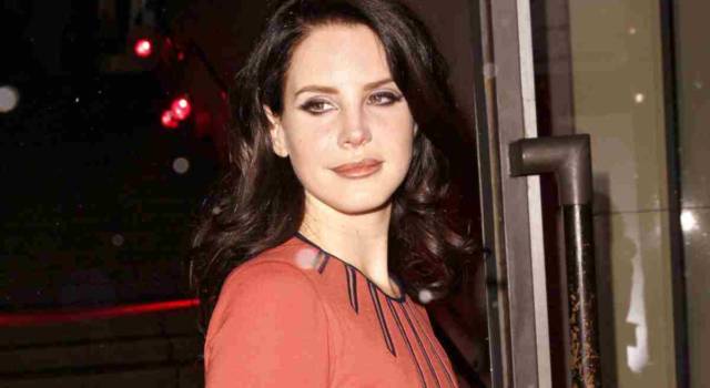 Lana Del Rey vittima di body shaming: pioggia di insulti per la cantante, &#8216;colpevole&#8217; di aver preso peso