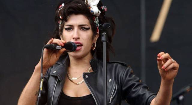 Amy Winehouse, venduto all&#8217;asta l&#8217;abito dell&#8217;ultimo concerto: il prezzo è incredibile