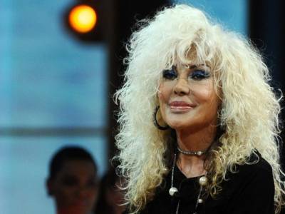 Donatella Rettore positiva al Covid, la cantante preoccupa i fan: “Spero di farcela”