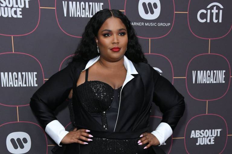 Lizzo in lingerie su Instagram il messaggio contro il body shaming