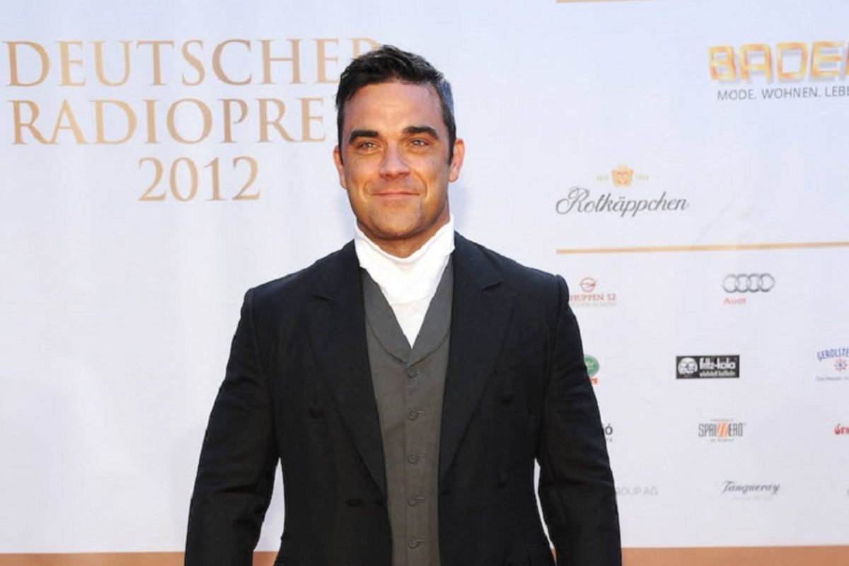 Robbie Williams rasato a zero dalla moglie Ayda Field: il video esilarante