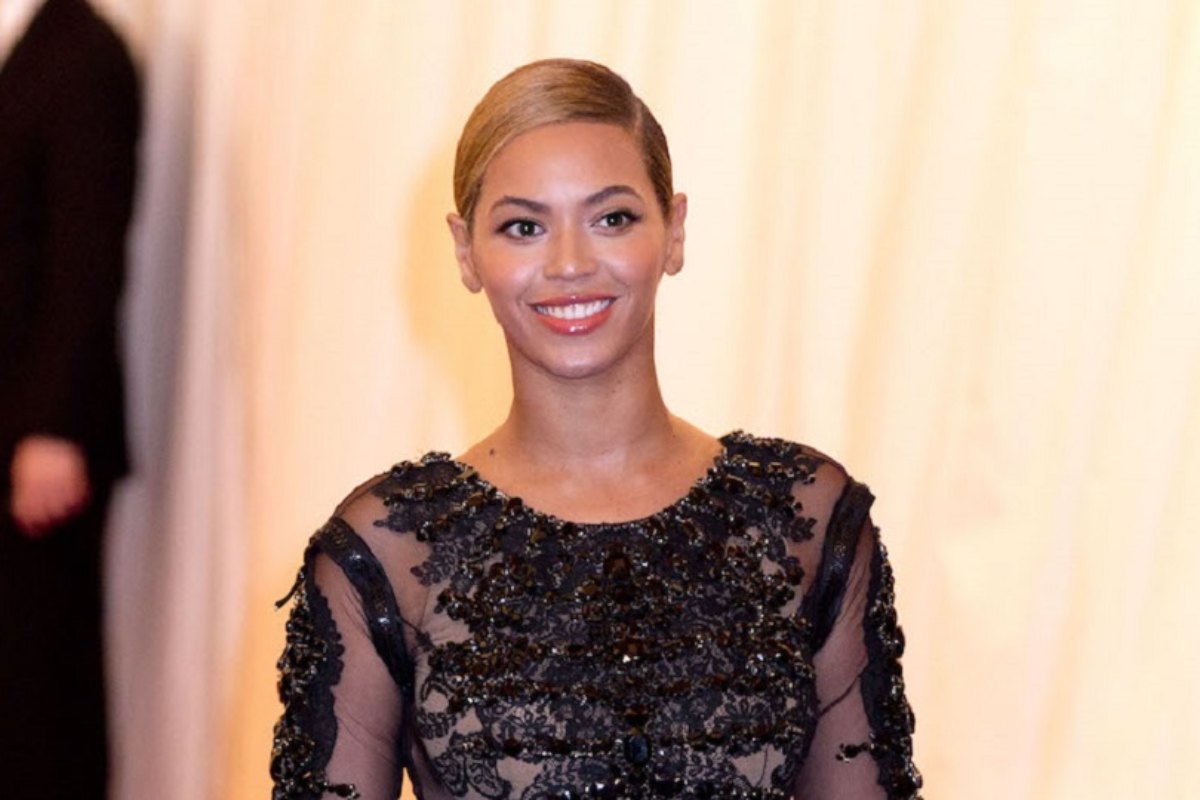 Beyoncé infiamma Instagram con una scollatura da capogiro: la foto