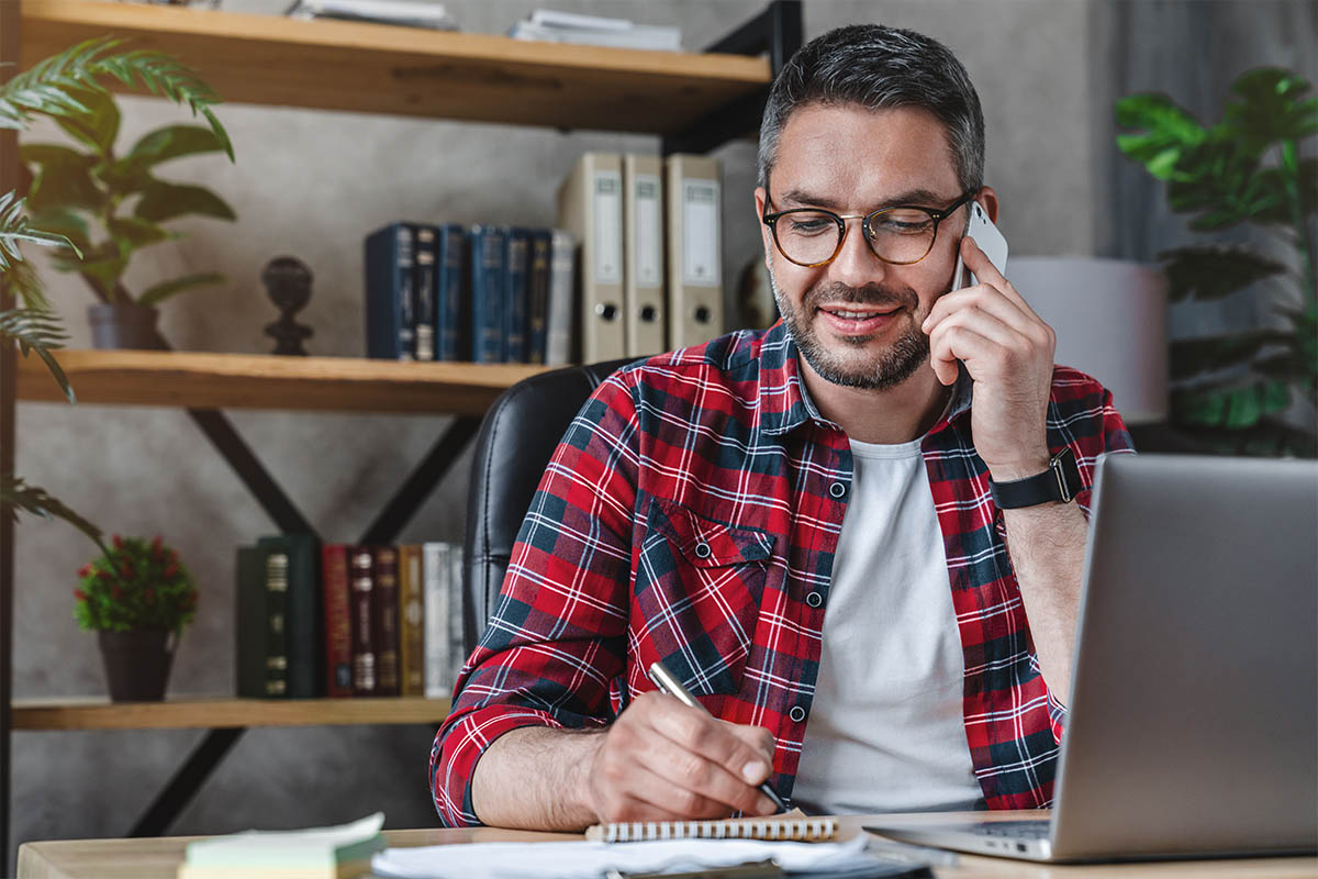 Uomo al telefono 