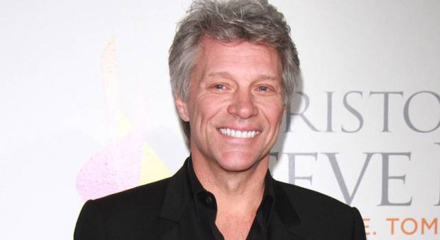 Jon Bon Jovi lava i piatti nel suo ristorante durante la quarantena da Coronavirus