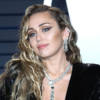Miley Cyrus, incidente piccante sul palco: la cantante resta senza veli