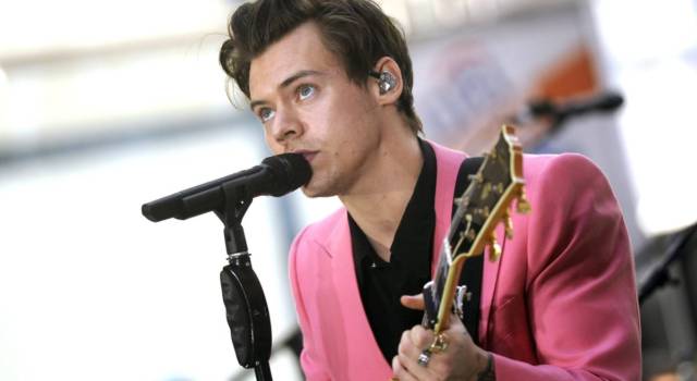 Sorpresa di Harry Styles ai fan italiani: il cantante presenta la sua versione di Se telefonando