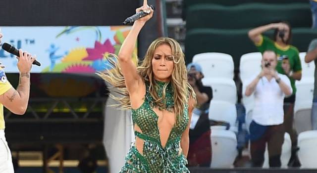 Jennifer Lopez sempre più felice e sensuale nel video di Cambia el paso