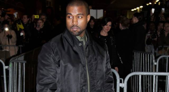 Kanye West: durante il concerto indossa il cappuccio del Ku Klux Klan e i fan insorgono