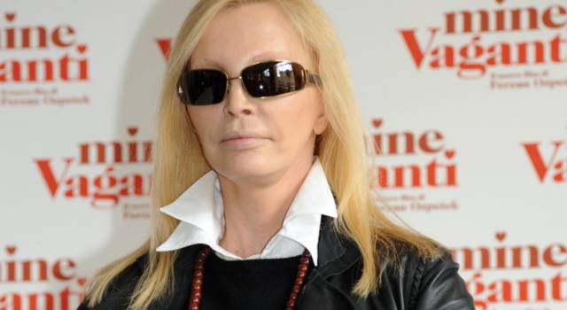 Patty Pravo in versione miss maglietta bagnata fa impazzire i fan!