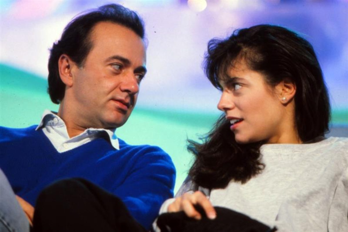 Lo scrittore, attore, cantautore, comico e artista di cabaret italiano Giorgio Faletti con la moglie Roberta Bellesini seduti tra il pubblico. Italia, anni ’80.