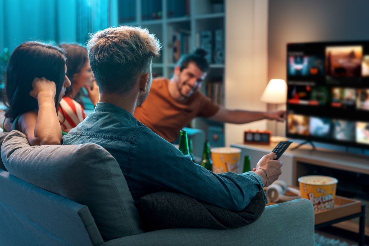 Guardare smart tv con amici sul divano