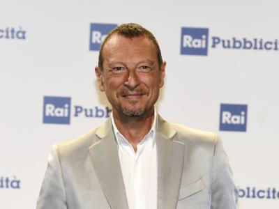 Checco Zalone a Sanremo, un famoso giornalista si scaglia contro Amadeus: “Questione di stile”