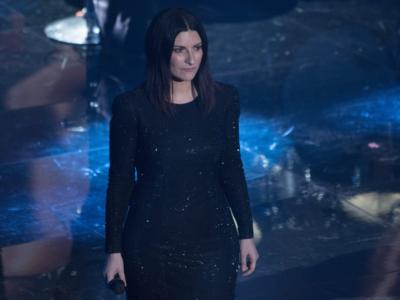 Laura Pausini è positiva al Covid: la cantante si era sentita male durante la finale dell’Eurovision