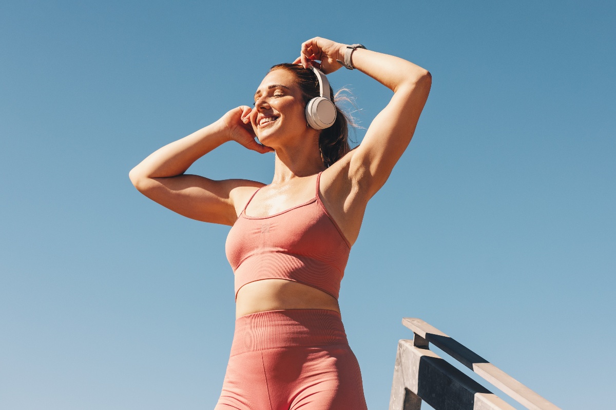 Ragazza sportiva ascolta musica con le cuffie