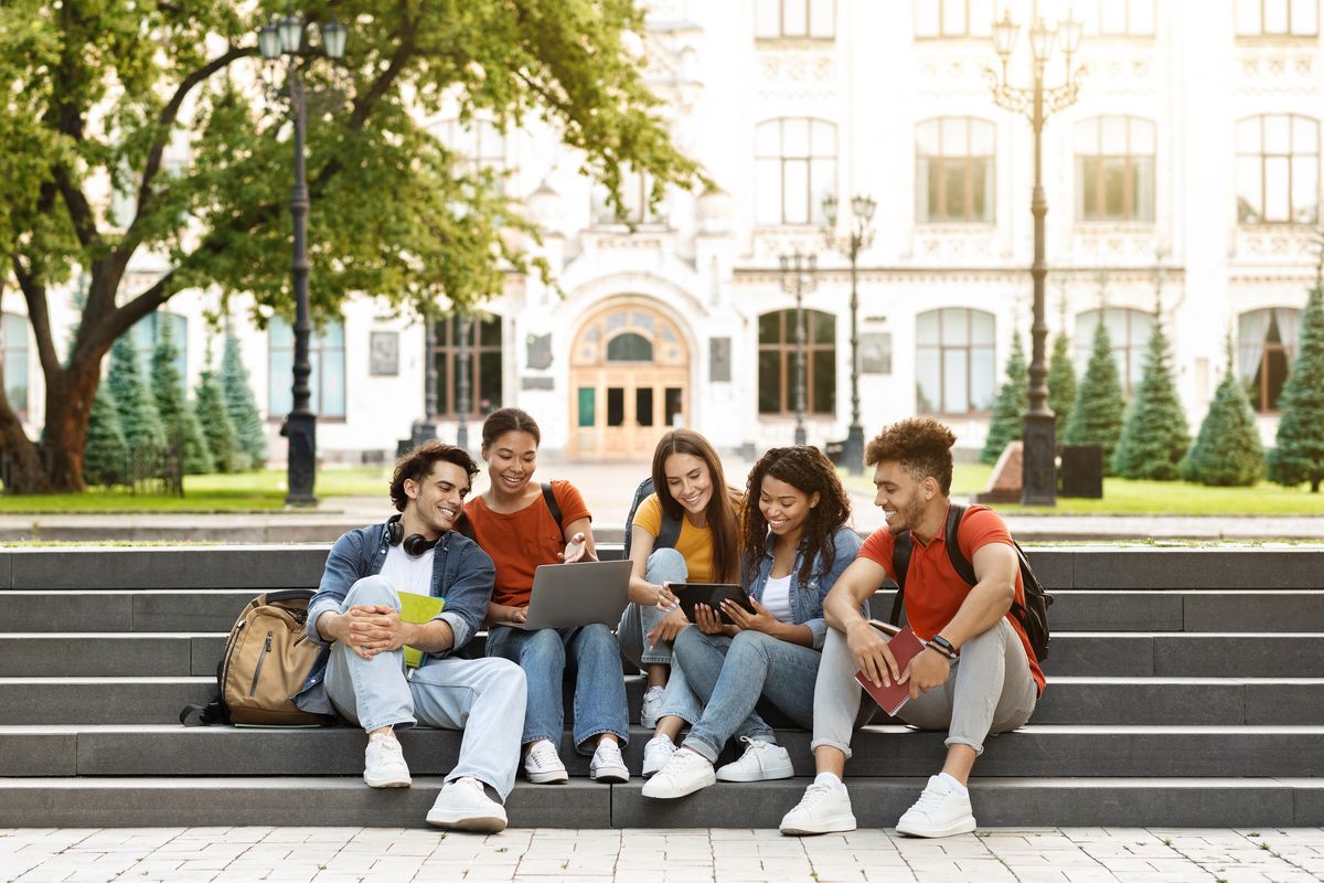 Gruppo di studenti e amici sulle scale che studiano