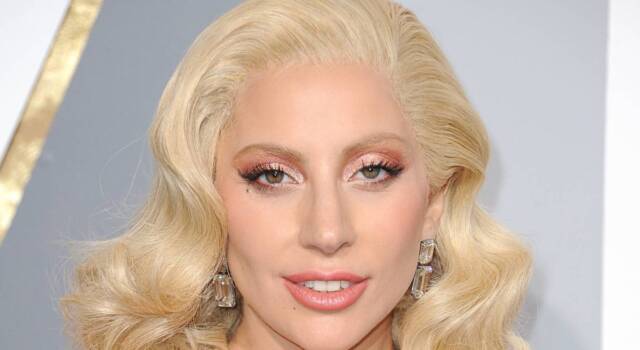 Oscar 2022, Lady Gaga accompagna Liza Minnelli in sedia a rotelle: il pubblico si commuove