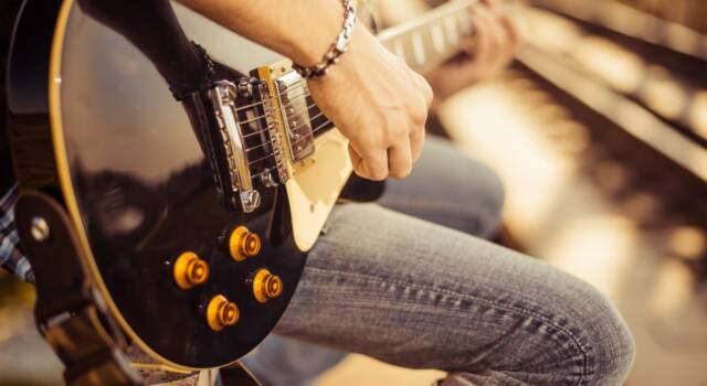 Vuoi imparare a suonare la chitarra da solo? Ecco cinque cose da fare
