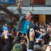 Coldplay, Chris Martin sta male: “Gravi problemi” per il cantante, stop al tour