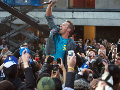 Bufera sui Coldplay, una ong accusa: “Fanno greenwashing”