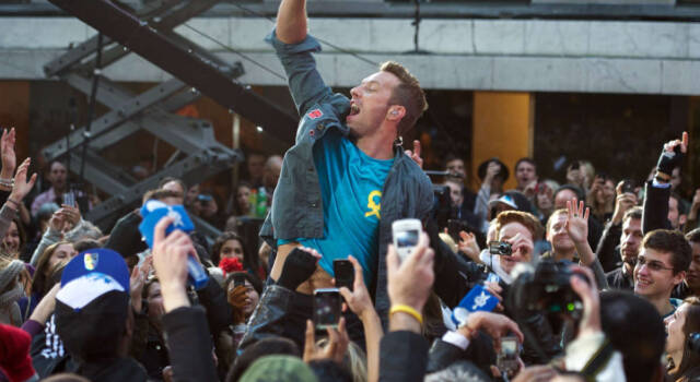 Coldplay, Chris Martin sta male: &#8220;Gravi problemi&#8221; per il cantante, stop al tour