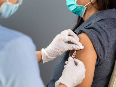 Povia attacca Bassetti: “Ho terrore del vaccino per colpa vostra!”