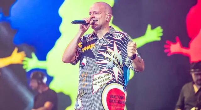 Circo Max, la festa finale di Max Pezzali tra nostalgia e condivisione. Per  avere vent'anni per sempre