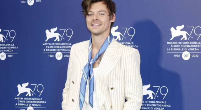 Harry Styles a Venezia 79 per il film Don&#8217;t Worry Darling: i fan impazziscono