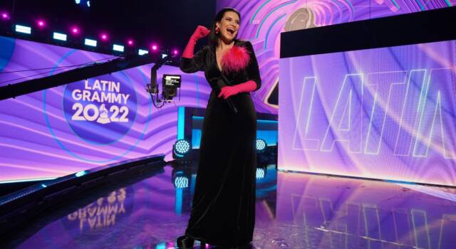Latin Grammy: Laura Pausini conduce l&#8217;evento e chiude la serata con una telefonata alla mamma