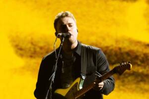 Sam Fender si esibisce dal vivo sul palco dei BRIT Awards 2025 alla O2 Arena il 1° marzo 2025 a Londra, Inghilterra.