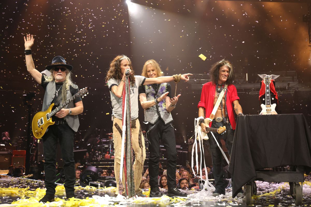 Gli Aerosmith ringraziano il pubblico con un saluto alla fine del concerto.