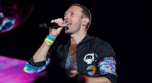 I Coldplay cantano Napule è di Pino Daniele durante il concerto allo stadio Maradona