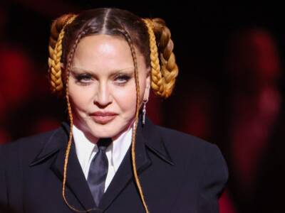 Madonna si commuove durante un concerto: “Sono viva per miracolo”