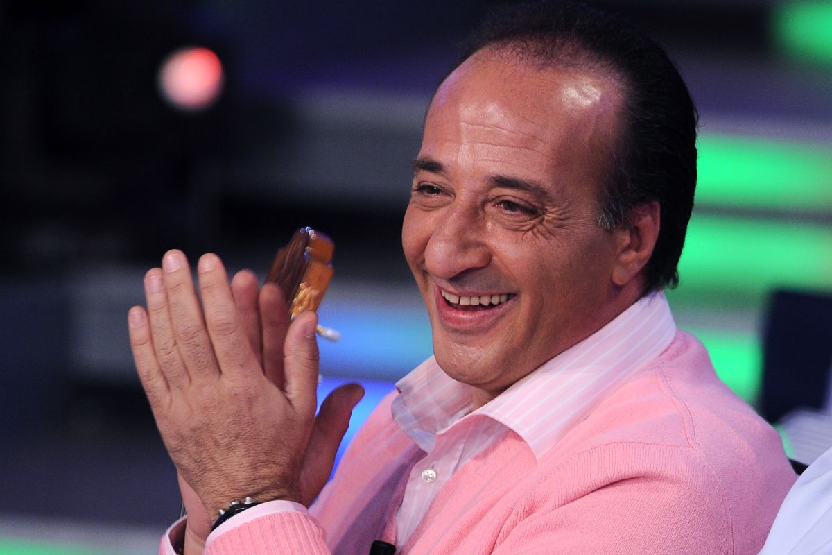 Chi è Mariano Apicella, il cantante che ha inciso le canzoni scritte da Berlusconi