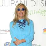 Grazia Di Michele si lascia fotografare durante un evento pubblico.