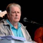 Un primo piano di Brian Wilson in concerto
