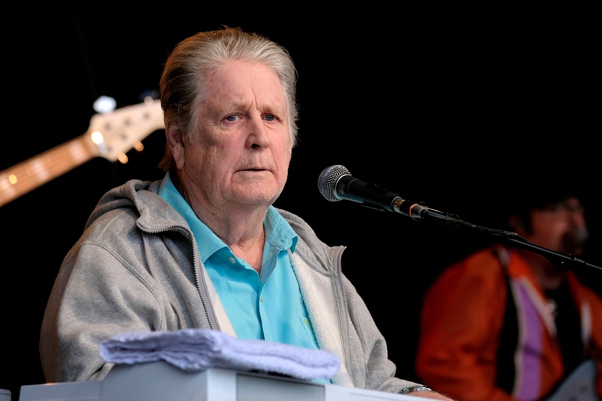 Un primo piano di Brian Wilson in concerto