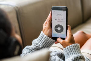 ragazza ascolta musica app smartphone streaming