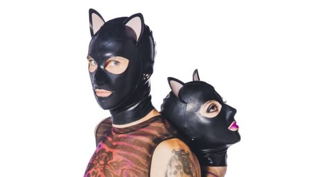 Chi sono gli Animaux Formidables, il gruppo con le maschere da gatto protagonista a X Factor