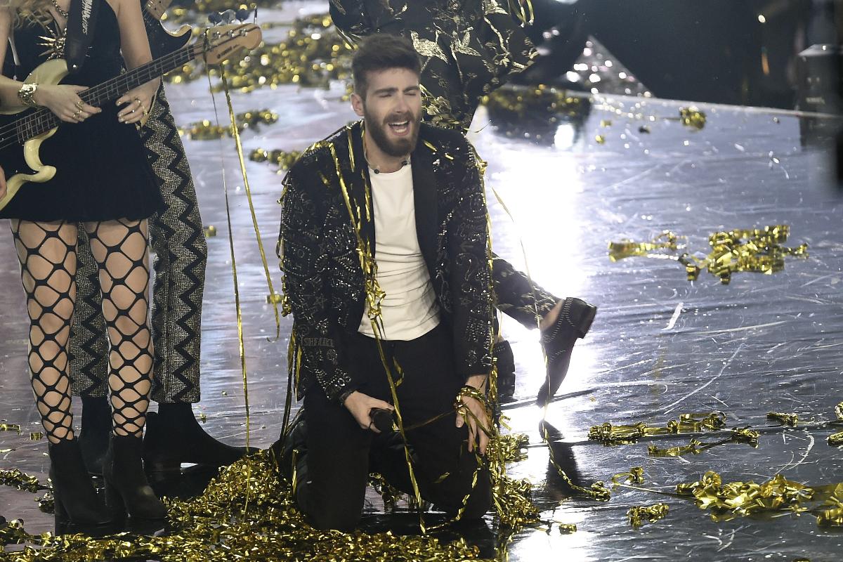 Lorenzo Licitra festeggia con gioia dopo aver vinto X Factor.
